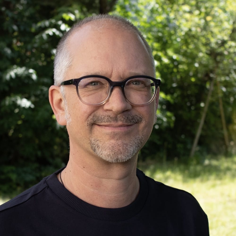 Portrait Thorsten Schütz im Garten